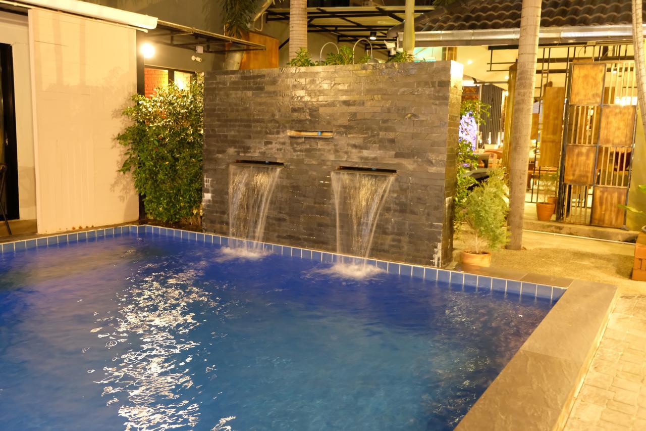 Royal Nine Hotell Kanchanaburi City Exteriör bild