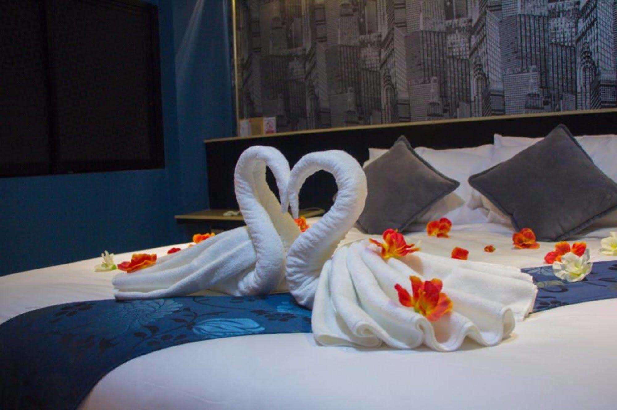 Royal Nine Hotell Kanchanaburi City Exteriör bild